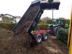 Bei den Baggerung benötigt man einen Kipper. Der Kipper hängt am Traktor und schüttet die Erde auf einen Haufen.